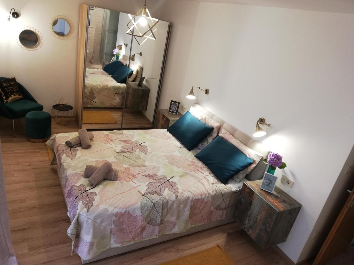 Riviera Rooms And Apartments Palit Exterior foto