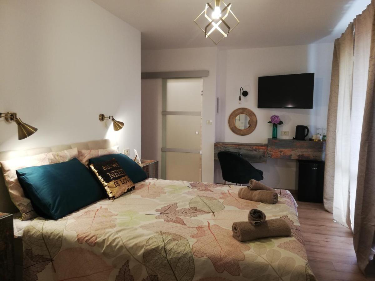 Riviera Rooms And Apartments Palit Exterior foto