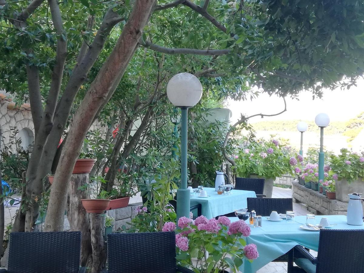 Riviera Rooms And Apartments Palit Exterior foto