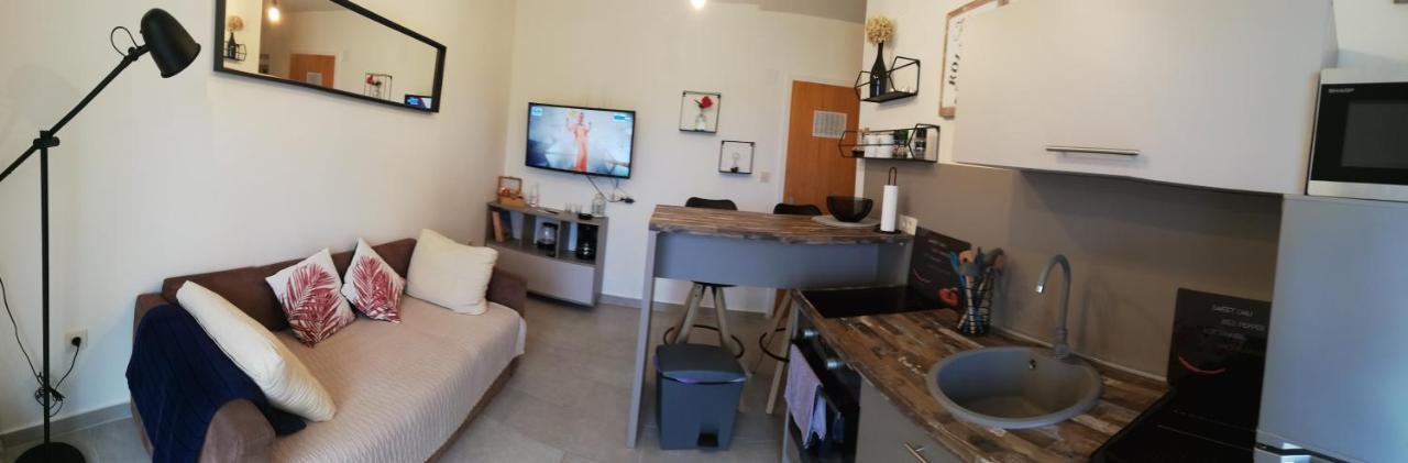 Riviera Rooms And Apartments Palit Exterior foto