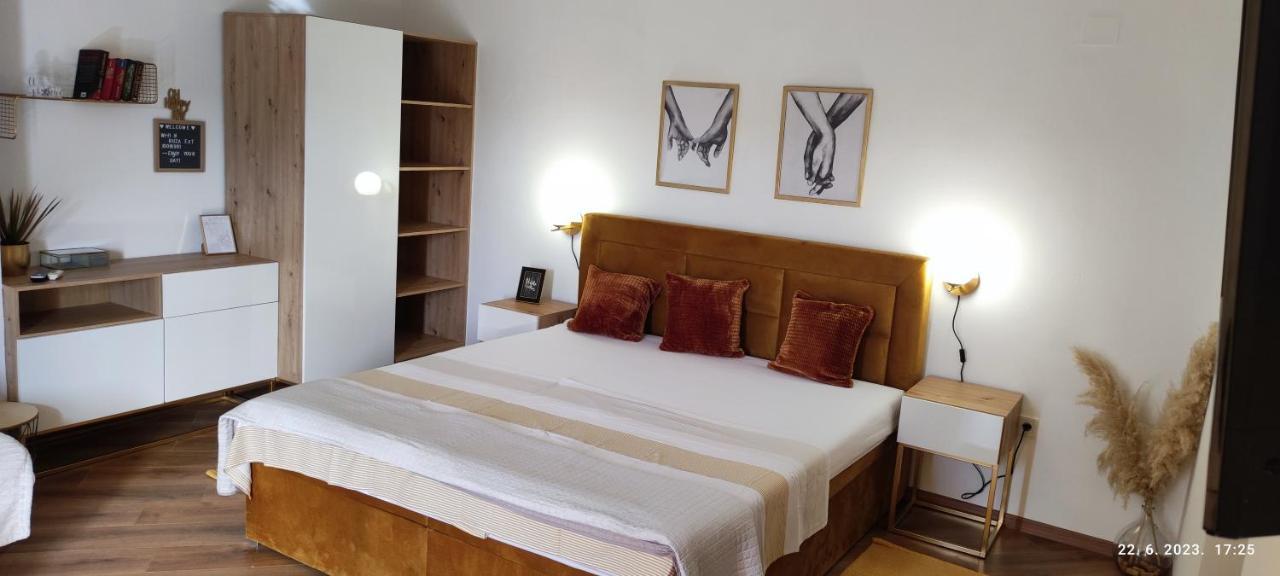Riviera Rooms And Apartments Palit Exterior foto